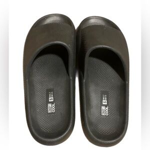 32 Degrees Black Slip Ons Size 6-7